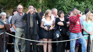 Vukovar, 250610.
U povodu Dana drzavnosti Republike Hrvatske obiljezen  zavrsetak skolovanja polaznika vojnih skola za potrebe Oruzanih snaga. Na fotografiji obitelji polaznika vojnih skola.
Foto: Damir Glibusic / CROPIX