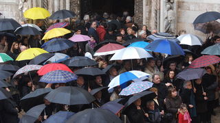 Zadar, 300110.
Pogreb zadarskog nadbiskupa Ivana Prendje u crkvi Svete Stosije.
Zadarski nadbiskup Ivan Prendja preminuo je iznenada  25. sijecnja 2010. godine u Zagrebu u 71. godini zivota, nakon 46 godina svecenistva i 20 godina biskupstva.
Misu odrzava