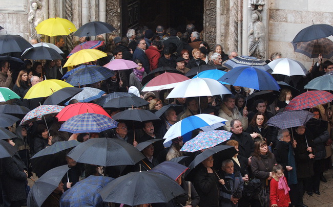 Zadar, 300110.
Pogreb zadarskog nadbiskupa Ivana Prendje u crkvi Svete Stosije.
Zadarski nadbiskup Ivan Prendja preminuo je iznenada  25. sijecnja 2010. godine u Zagrebu u 71. godini zivota, nakon 46 godina svecenistva i 20 godina biskupstva.
Misu odrzava