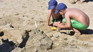 Uz vodstvo kipara mentora na plažama su djeca i odrasli gradili poznate ninske crkvice, glagoljaške natpise i druge figure