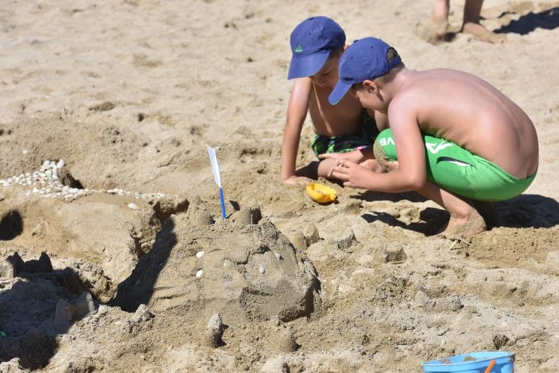 Uz vodstvo kipara mentora na plažama su djeca i odrasli gradili poznate ninske crkvice, glagoljaške natpise i druge figure
