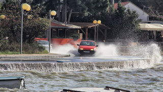 Zapadnjak i plima poplavili ulice