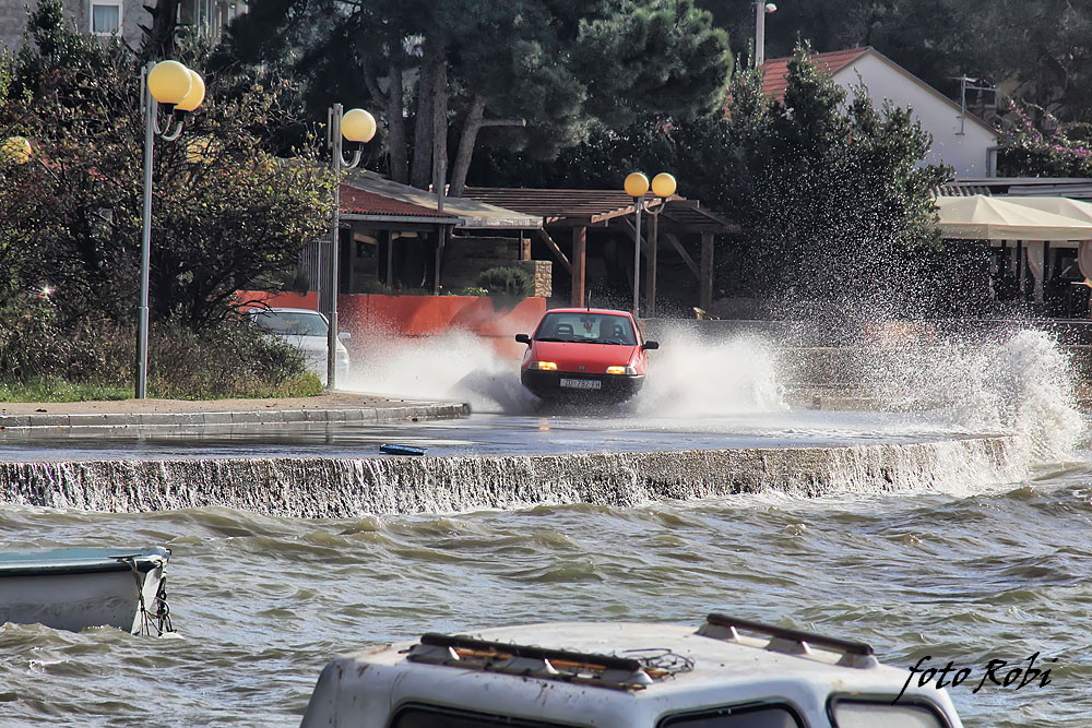 Zapadnjak i plima poplavili ulice