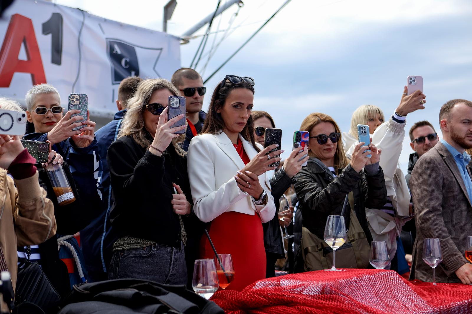Ekološka manifestacija “Uz more, za more: zelena misija za održivu budućnost Hrvatske” održala se danas na plivarici Škoda koja je jutros u 11 sati isplovila iz zadarske luke Gaženica prema Ugljanu gdje će se provela akcija izvlačenja odbačenih ribarskih Ekološka manifestacija “Uz more, za more: zelena misija za održivu budućnost Hrvatske” održala se danas na plivarici Škoda koja je jutros u 11 sati isplovila iz zadarske luke Gaženica prema Ugljanu gdje će se provela akcija izvlačenja odbačenih ribarskih