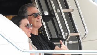 Pierce Brosnan prije isplovljavanja popio kavu i fotografirao se s obožavateljicom Pierce Brosnan prije isplovljavanja popio kavu i fotografirao se s obožavateljicom