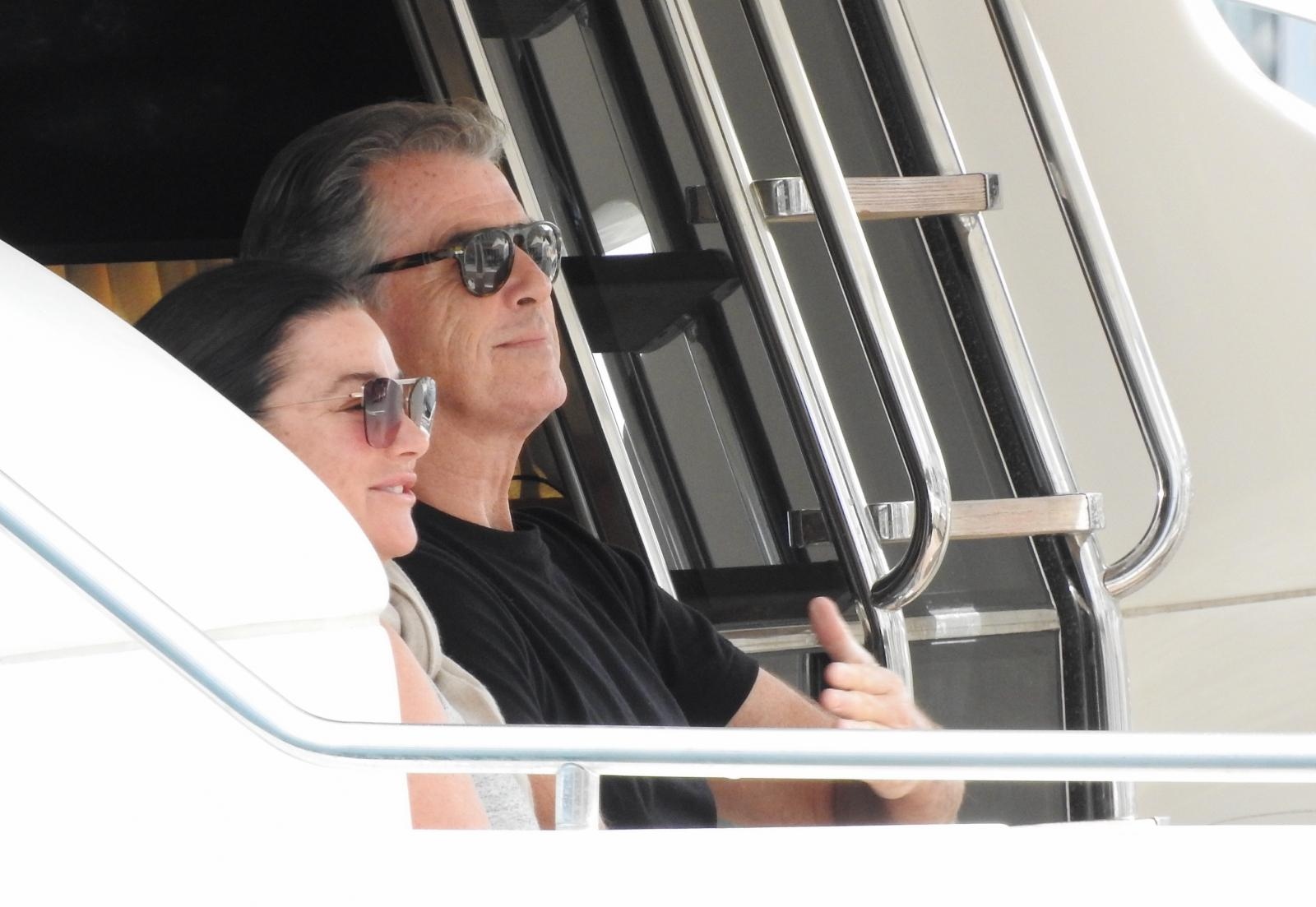 Pierce Brosnan prije isplovljavanja popio kavu i fotografirao se s obožavateljicom Pierce Brosnan prije isplovljavanja popio kavu i fotografirao se s obožavateljicom