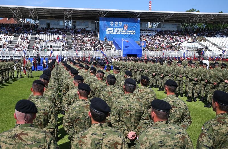 Svečano postrojavanje na stadionu u Kranjčevićevoj u povodu Dana Oružanih snaga Republike Hrvatske. Foto. PIXSELL Svečano postrojavanje na stadionu u Kranjčevićevoj u povodu Dana Oružanih snaga Republike Hrvatske. Foto. PIXSELL