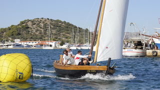 Murter, 021011.
U Murteru odrzana tradicionalna regata brodica ” Latinsko idro” gdje je sudjelovalo sedamdesetak posada.
Na slici: Sime Stipanicev ulazi u cilj.
Foto: Jadran Babic / CROPIX Murter, 021011.
U Murteru odrzana tradicionalna regata brodica ” Latinsko idro” gdje je sudjelovalo sedamdesetak posada.
Na slici: Sime Stipanicev ulazi u cilj.
Foto: Jadran Babic / CROPIX