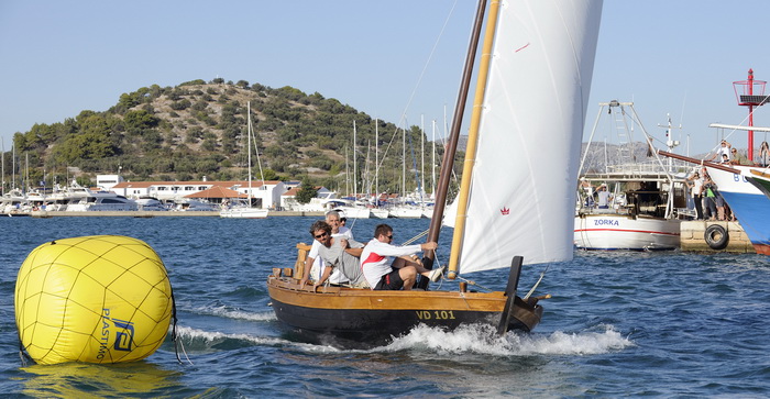 Murter, 021011.
U Murteru odrzana tradicionalna regata brodica ” Latinsko idro” gdje je sudjelovalo sedamdesetak posada.
Na slici: Sime Stipanicev ulazi u cilj.
Foto: Jadran Babic / CROPIX Murter, 021011.
U Murteru odrzana tradicionalna regata brodica ” Latinsko idro” gdje je sudjelovalo sedamdesetak posada.
Na slici: Sime Stipanicev ulazi u cilj.
Foto: Jadran Babic / CROPIX