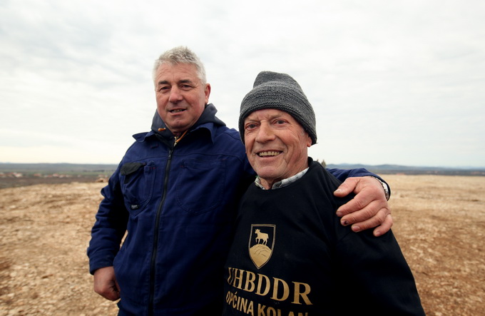 Skabrnja, 230313.
Na Razovljevoj glavici u Skabrnji, uz put koji ce prolaziti uokolo buducega Memorijalnog centra, jutros je izgradjen kriz u suhozidu. U gradnji kriza dimenzija 24 puta 15 metara, visine 80 centimetara te sirine jednog metra sudjelovalo j Skabrnja, 230313.
Na Razovljevoj glavici u Skabrnji, uz put koji ce prolaziti uokolo buducega Memorijalnog centra, jutros je izgradjen kriz u suhozidu. U gradnji kriza dimenzija 24 puta 15 metara, visine 80 centimetara te sirine jednog metra sudjelovalo j