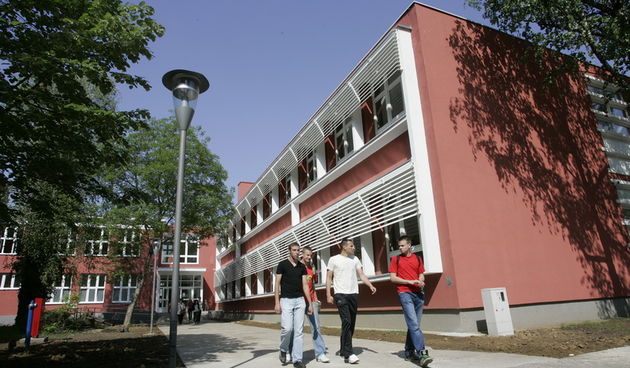 Vukovar, 030513
Ministar znanosti, obrazovanja i sporta Zeljko Jovanovic u drustvu ravnatela Djordja Lukica obisao je obnovljenu Tehnicku skolu Nikola Tesla u Borovu naselju u koju su se ucenici i nastavnici vratili nakon tri godine izbivanja. Danas je pr