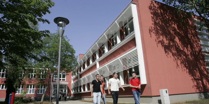 Vukovar, 030513
Ministar znanosti, obrazovanja i sporta Zeljko Jovanovic u drustvu ravnatela Djordja Lukica obisao je obnovljenu Tehnicku skolu Nikola Tesla u Borovu naselju u koju su se ucenici i nastavnici vratili nakon tri godine izbivanja. Danas je pr Vukovar, 030513
Ministar znanosti, obrazovanja i sporta Zeljko Jovanovic u drustvu ravnatela Djordja Lukica obisao je obnovljenu Tehnicku skolu Nikola Tesla u Borovu naselju u koju su se ucenici i nastavnici vratili nakon tri godine izbivanja. Danas je pr