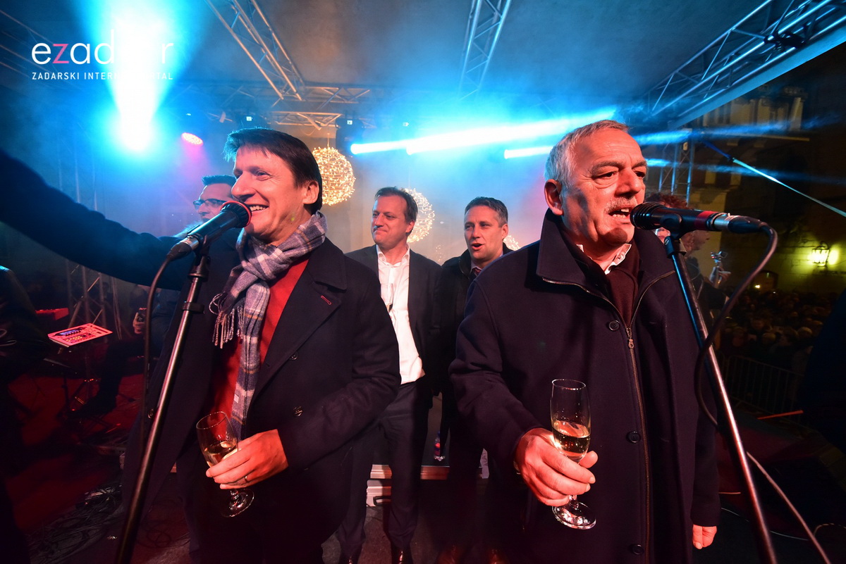 Tisuće Zadrana uživalo na krcatom Narodnom trgu i Tgu Petra Zoranića uz Tomislava Bralića i klapu Intrade Tisuće Zadrana uživalo na krcatom Narodnom trgu i Tgu Petra Zoranića uz Tomislava Bralića i klapu Intrade