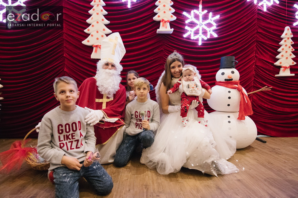 Sveti Nikola posjetio Supernova centar i razveselio mališane