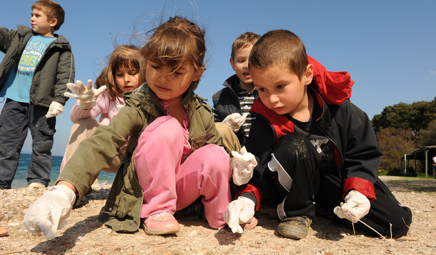 U sklopu akcije Zeleni dani grada Zadra djeca iz djecijeg vrtica Sunce cistila su plazu Kolovare. Foto: Andrija Lucic / CROPIX