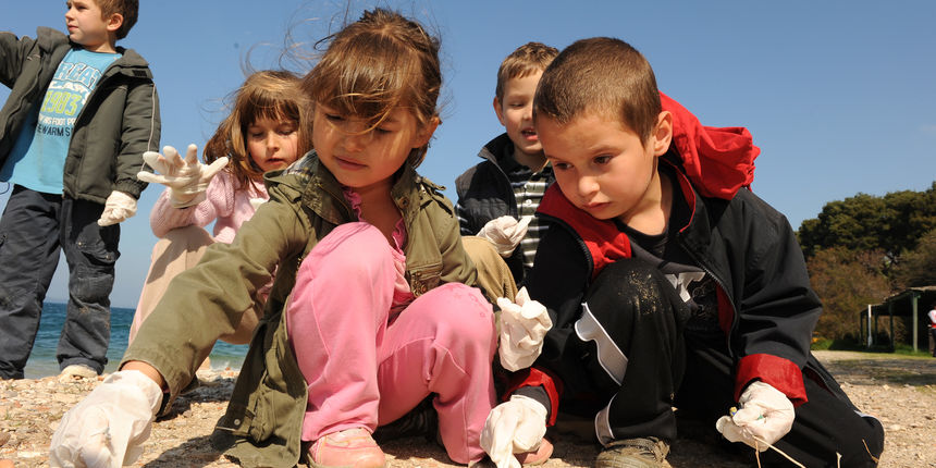 U sklopu akcije Zeleni dani grada Zadra djeca iz djecijeg vrtica Sunce cistila su plazu Kolovare. Foto: Andrija Lucic / CROPIX