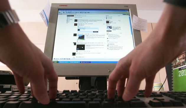 Osijek – U gradskoj upravi i firmama zabranjen je facebook. Photo: Marin Franov/PIXSELL Autor  Marin Franov/PIXSELL Ključne riječi  kompjuter, ilustracija, ilustracija, computer, FACEBOOK, monitor, tastatura