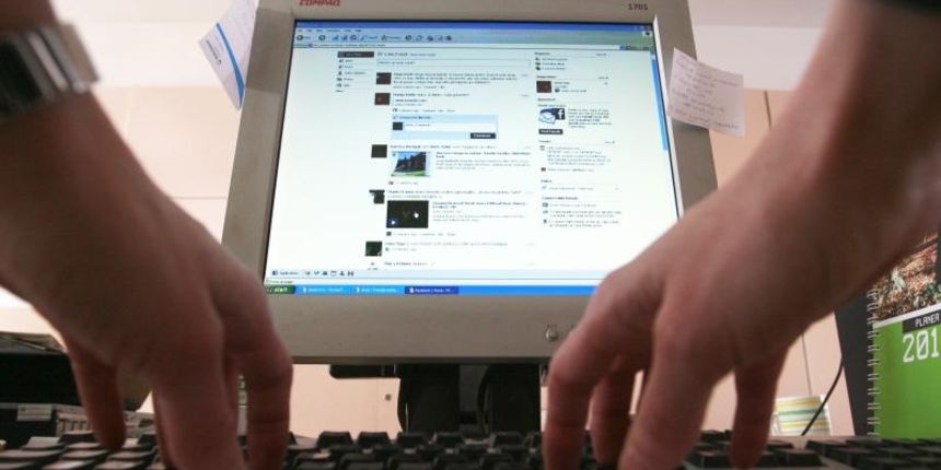 Osijek – U gradskoj upravi i firmama zabranjen je facebook. Photo: Marin Franov/PIXSELL Autor  Marin Franov/PIXSELL Ključne riječi  kompjuter, ilustracija, ilustracija, computer, FACEBOOK, monitor, tastatura