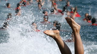 Zadar, 300711.
Nakon odgode zbog losih vremenskih uvjeta prosle subote, danas se na zadarskoj rivi odrzao peti milenijski skok, jedan od  prepoznatljivih zadarskih brendova posljednjih godina.
Foto: Jure Miskovic / CROPIX