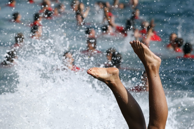 Zadar, 300711.
Nakon odgode zbog losih vremenskih uvjeta prosle subote, danas se na zadarskoj rivi odrzao peti milenijski skok, jedan od  prepoznatljivih zadarskih brendova posljednjih godina.
Foto: Jure Miskovic / CROPIX