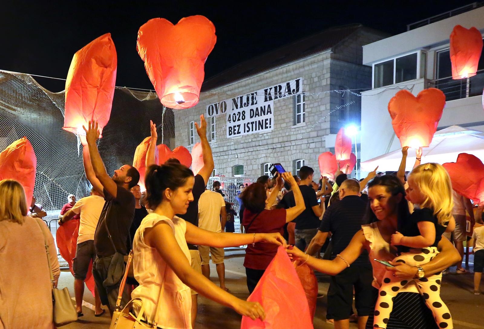 U Vodicama pušteni lampioni za tragično stradale vatrogasce na Kornatima U Vodicama pušteni lampioni za tragično stradale vatrogasce na Kornatima