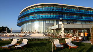 Zadar, 040512.
Falkensteiner Hotel & Spa Iadera u Punta Skali u Petrcanima kraj Zadra. Investicija vrijedna 160 milijuna eura prema rijecima celnih ljudi isplatila se. Hotel koji je otvoren lani u srpnju, danas je otvoren i sluzbeno. Na otvorenju su bile Zadar, 040512.
Falkensteiner Hotel & Spa Iadera u Punta Skali u Petrcanima kraj Zadra. Investicija vrijedna 160 milijuna eura prema rijecima celnih ljudi isplatila se. Hotel koji je otvoren lani u srpnju, danas je otvoren i sluzbeno. Na otvorenju su bile