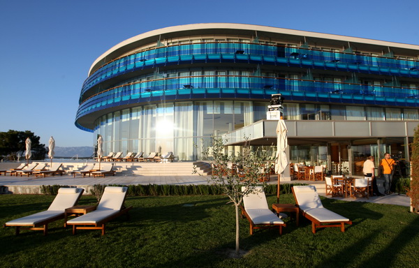 Zadar, 040512.
Falkensteiner Hotel & Spa Iadera u Punta Skali u Petrcanima kraj Zadra. Investicija vrijedna 160 milijuna eura prema rijecima celnih ljudi isplatila se. Hotel koji je otvoren lani u srpnju, danas je otvoren i sluzbeno. Na otvorenju su bile Zadar, 040512.
Falkensteiner Hotel & Spa Iadera u Punta Skali u Petrcanima kraj Zadra. Investicija vrijedna 160 milijuna eura prema rijecima celnih ljudi isplatila se. Hotel koji je otvoren lani u srpnju, danas je otvoren i sluzbeno. Na otvorenju su bile