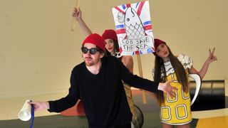 Zagreb, 231111.
Rodnik bend designer koji ce svoje kreacije pokazati na sutrasnjem Fashion weeku izveo je protesni performans u Umjetnickom paviljonu i Zrinjevcu. Manekenke u Rodnikovim modelima  nakratko su prekinule ambijentalni izlozbeni projekt Ante R