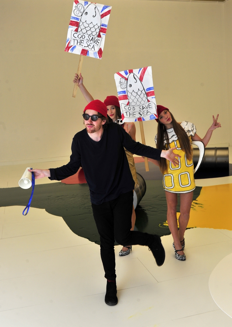 Zagreb, 231111.
Rodnik bend designer koji ce svoje kreacije pokazati na sutrasnjem Fashion weeku izveo je protesni performans u Umjetnickom paviljonu i Zrinjevcu. Manekenke u Rodnikovim modelima  nakratko su prekinule ambijentalni izlozbeni projekt Ante R