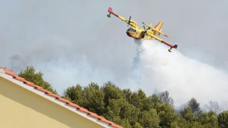 Kanaderi i air tractori gasili požar u blizini dikljanskih kuća i vikendica Kanaderi i air tractori gasili požar u blizini dikljanskih kuća i vikendica