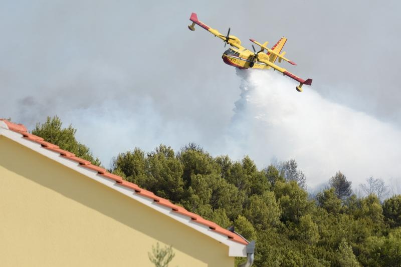 Kanaderi i air tractori gasili požar u blizini dikljanskih kuća i vikendica Kanaderi i air tractori gasili požar u blizini dikljanskih kuća i vikendica
