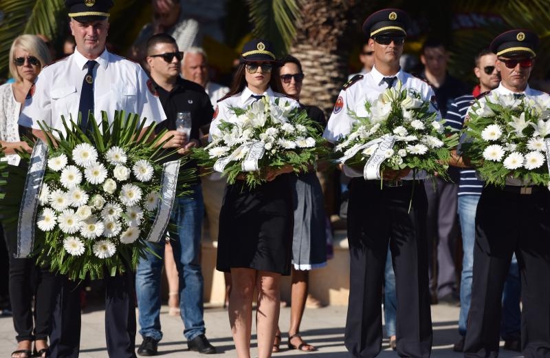 Vodice: Mimohodom vatrogasaca započelo obilježavanje 9. obljetnice kornatske tragedije. Photo: Hrvoje Jelavić/PIXSELL Vodice: Mimohodom vatrogasaca započelo obilježavanje 9. obljetnice kornatske tragedije. Photo: Hrvoje Jelavić/PIXSELL