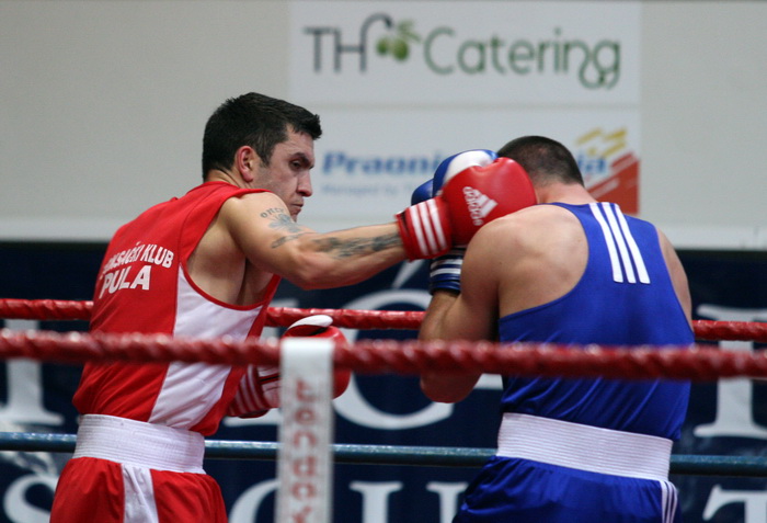 Zadar, 210413.
Dvorana Kresimira Cosica. Prvenstvo Hrvatske u boksu. Na fotografiji Marko Calic (Pula, crveni) i Josip Bepo Filipi (Zlatna rukavica, plavi).
Foto: Jure Miskovic / CROPIX Zadar, 210413.
Dvorana Kresimira Cosica. Prvenstvo Hrvatske u boksu. Na fotografiji Marko Calic (Pula, crveni) i Josip Bepo Filipi (Zlatna rukavica, plavi).
Foto: Jure Miskovic / CROPIX