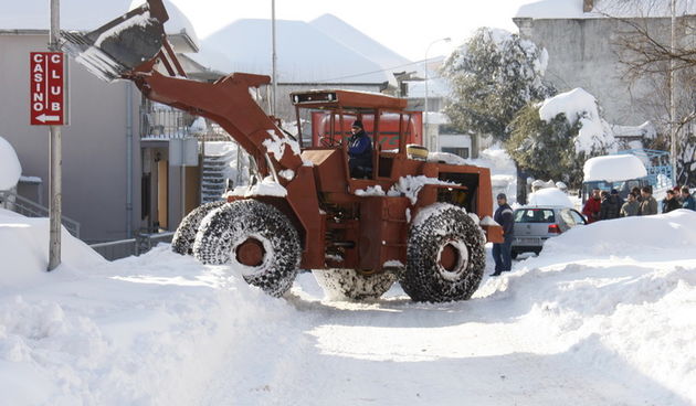 Vrgorac, 050211.
Obilne snijezne padaline kojih je negdje palo i vise od metra blokirale su grad Vrgorac i vrgorsku krajinu. Donekle su ocisceni glavni cestovni pravci, a ostatak kraja jos ceka na ciscenje.
Na slici: detalj iz grada – bager izvlaci sleper