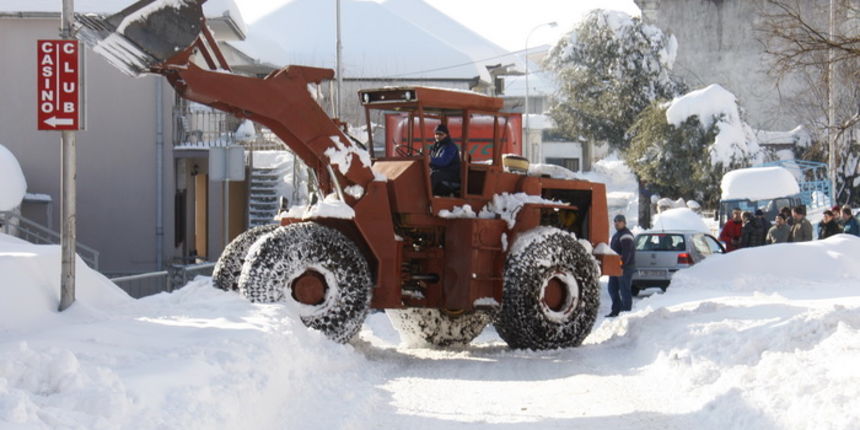 Vrgorac, 050211.
Obilne snijezne padaline kojih je negdje palo i vise od metra blokirale su grad Vrgorac i vrgorsku krajinu. Donekle su ocisceni glavni cestovni pravci, a ostatak kraja jos ceka na ciscenje.
Na slici: detalj iz grada – bager izvlaci sleper Vrgorac, 050211.
Obilne snijezne padaline kojih je negdje palo i vise od metra blokirale su grad Vrgorac i vrgorsku krajinu. Donekle su ocisceni glavni cestovni pravci, a ostatak kraja jos ceka na ciscenje.
Na slici: detalj iz grada – bager izvlaci sleper