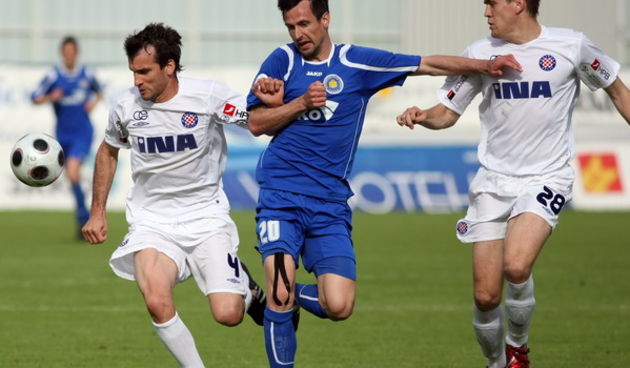 Zadar, 260409.
Stadion Stanovi.
Nogometna utakmica 28. kola T-com 1. HNL, NK Zadar – NK Hajduk.
Na fotografiji: Anthony Seric (Hajduk) , Zelimir Terkes (Zadar) i Boris Pandja (Hajduk).
Foto: Vladimir Ivanov / CROPIX