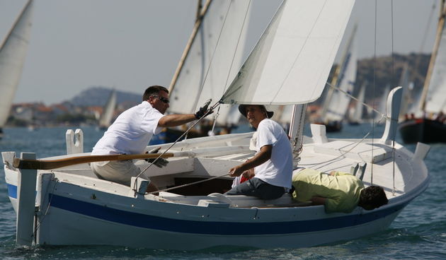 Betina, 150811.
9. Regata za dusu i tilo, regata tradicionalnih brodova na latinsko jedro
Na slici: drugoplasirani Damir Corkao na svojoj gajeti
Foto: Bozo Vukicevic / CROPIX
