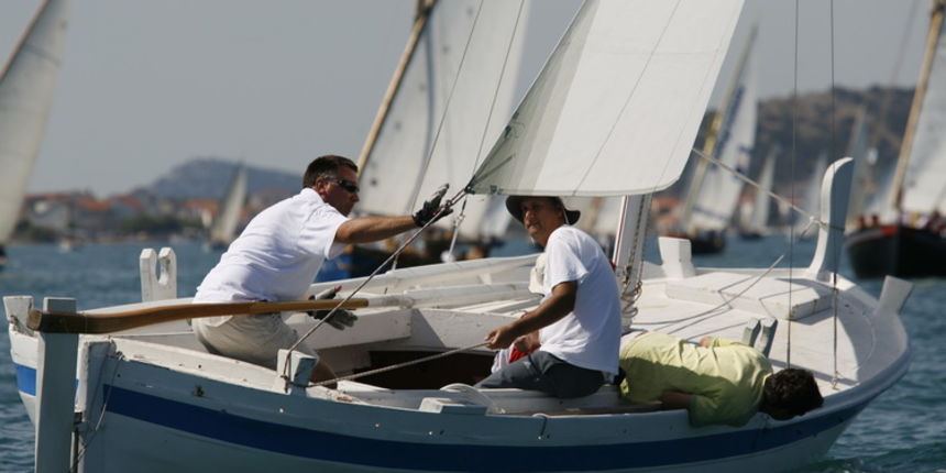 Betina, 150811.
9. Regata za dusu i tilo, regata tradicionalnih brodova na latinsko jedro
Na slici: drugoplasirani Damir Corkao na svojoj gajeti
Foto: Bozo Vukicevic / CROPIX