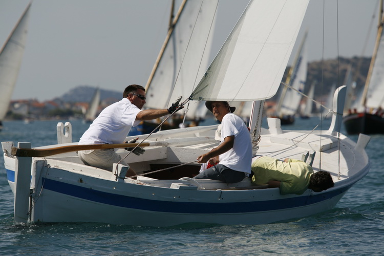 Betina, 150811.
9. Regata za dusu i tilo, regata tradicionalnih brodova na latinsko jedro
Na slici: drugoplasirani Damir Corkao na svojoj gajeti
Foto: Bozo Vukicevic / CROPIX Betina, 150811.
9. Regata za dusu i tilo, regata tradicionalnih brodova na latinsko jedro
Na slici: drugoplasirani Damir Corkao na svojoj gajeti
Foto: Bozo Vukicevic / CROPIX