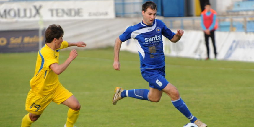 Zadar, 230411. Nogomet, 26. kolo prve hrvatske nogometne lige : Zadar – Inter. Stadion na stanovima. Na fotografiji : Igrac Zadra Marin Con. Foto : Andrija Lucic / cropix Zadar, 230411. Nogomet, 26. kolo prve hrvatske nogometne lige : Zadar – Inter. Stadion na stanovima. Na fotografiji : Igrac Zadra Marin Con. Foto : Andrija Lucic / cropix