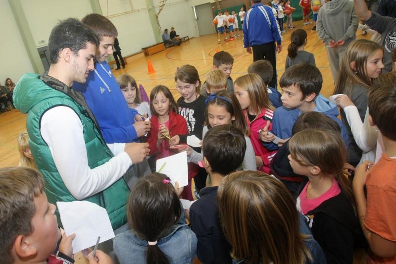 Ogledni košarkaški trening ŠK Zadar u OŠ “Šime Budinić”. Foto: Dino Stanin/PIXSELL
