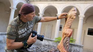 Fotograf Stephan Lupino ovih dana u Zadru u svom ateljeu izrađuje drvene skulpture i križeve, foto: Filip Brala