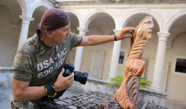 Fotograf Stephan Lupino ovih dana u Zadru u svom ateljeu izrađuje drvene skulpture i križeve, foto: Filip Brala