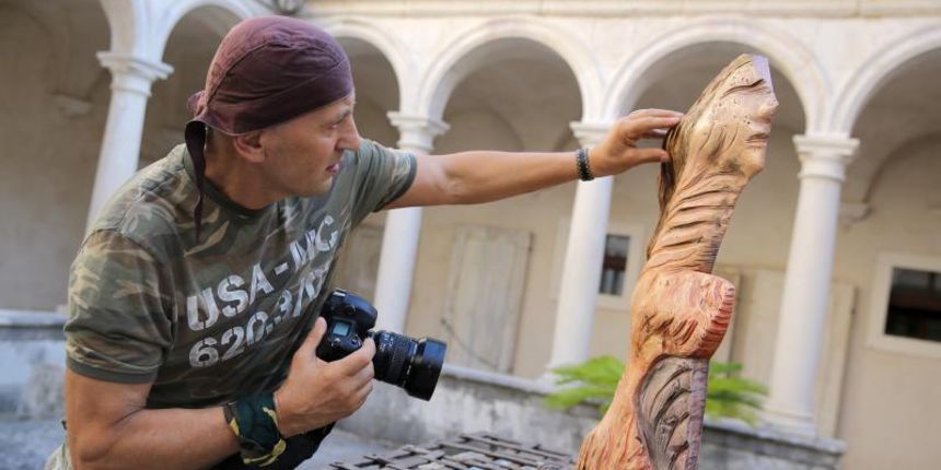 Fotograf Stephan Lupino ovih dana u Zadru u svom ateljeu izrađuje drvene skulpture i križeve, foto: Filip Brala