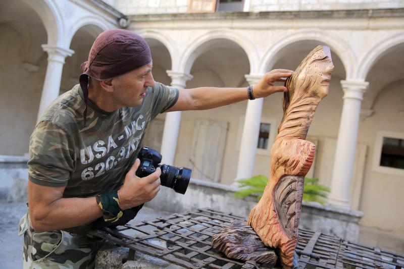 Fotograf Stephan Lupino ovih dana u Zadru u svom ateljeu izrađuje drvene skulpture i križeve, foto: Filip Brala