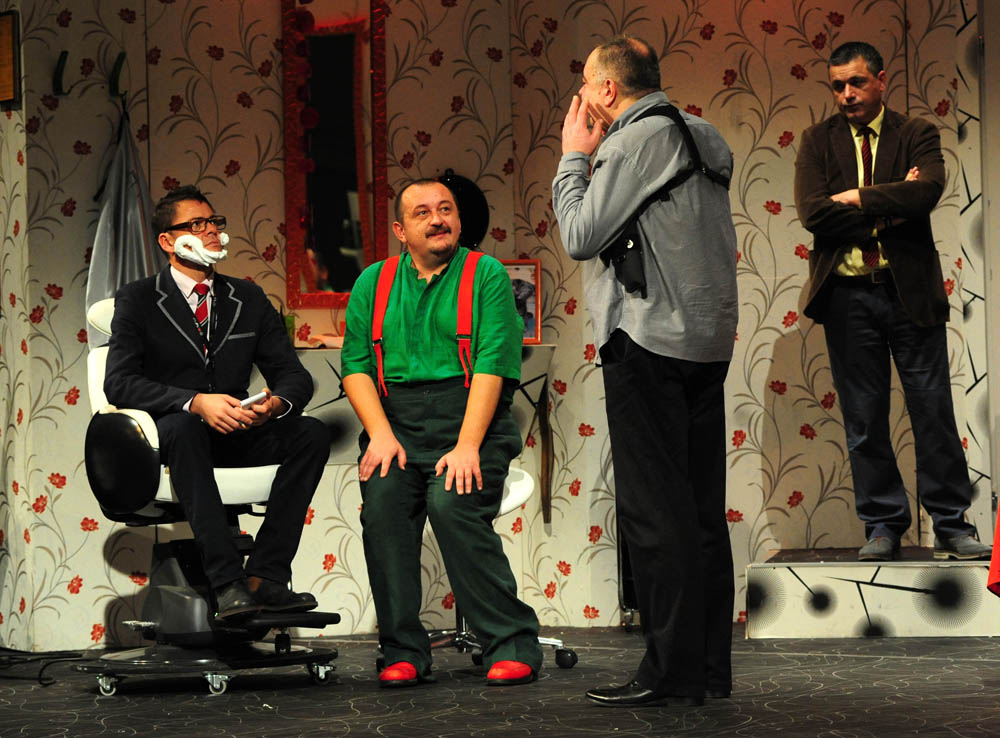 Zadar, 4.12.2012. snimio: Nenad Marčev
Zagrebačko gradsko kazalište Komedija
Paul Pörtner
Čisto ludilo
redateljica: Nina Kleflin
igraju: Vid Balog, Nina Kaić Madić,
Igor Mešin, Damir Lončar, Saša Buneta,
Jasna Palić Picukarić
Velika dv Zadar, 4.12.2012. snimio: Nenad Marčev
Zagrebačko gradsko kazalište Komedija
Paul Pörtner
Čisto ludilo
redateljica: Nina Kleflin
igraju: Vid Balog, Nina Kaić Madić,
Igor Mešin, Damir Lončar, Saša Buneta,
Jasna Palić Picukarić
Velika dv