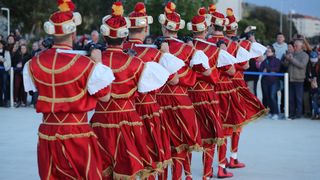 HGD Sv. Cecilija izvelo korčulanski viteški ples “Moreška” na Pozdravu suncu