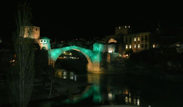 Mostarski Stari most zelen u znak podrške stanovnicima Alepa
