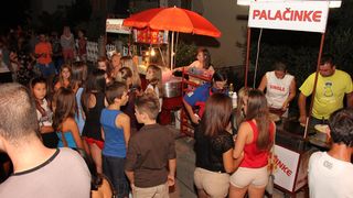 Na Stanovima se Kraljica mira slavi već preko 20 godina, a sinoćnjim misnim slavljem, procesijom i kasnije koncertom na školskom igralištu Stanarci su proslavili još jednu feštu. Koncert su održali grupa Dalmatico i Ivica Sikirić Ićo, foto: I. Perinčić Na Stanovima se Kraljica mira slavi već preko 20 godina, a sinoćnjim misnim slavljem, procesijom i kasnije koncertom na školskom igralištu Stanarci su proslavili još jednu feštu. Koncert su održali grupa Dalmatico i Ivica Sikirić Ićo, foto: I. Perinčić