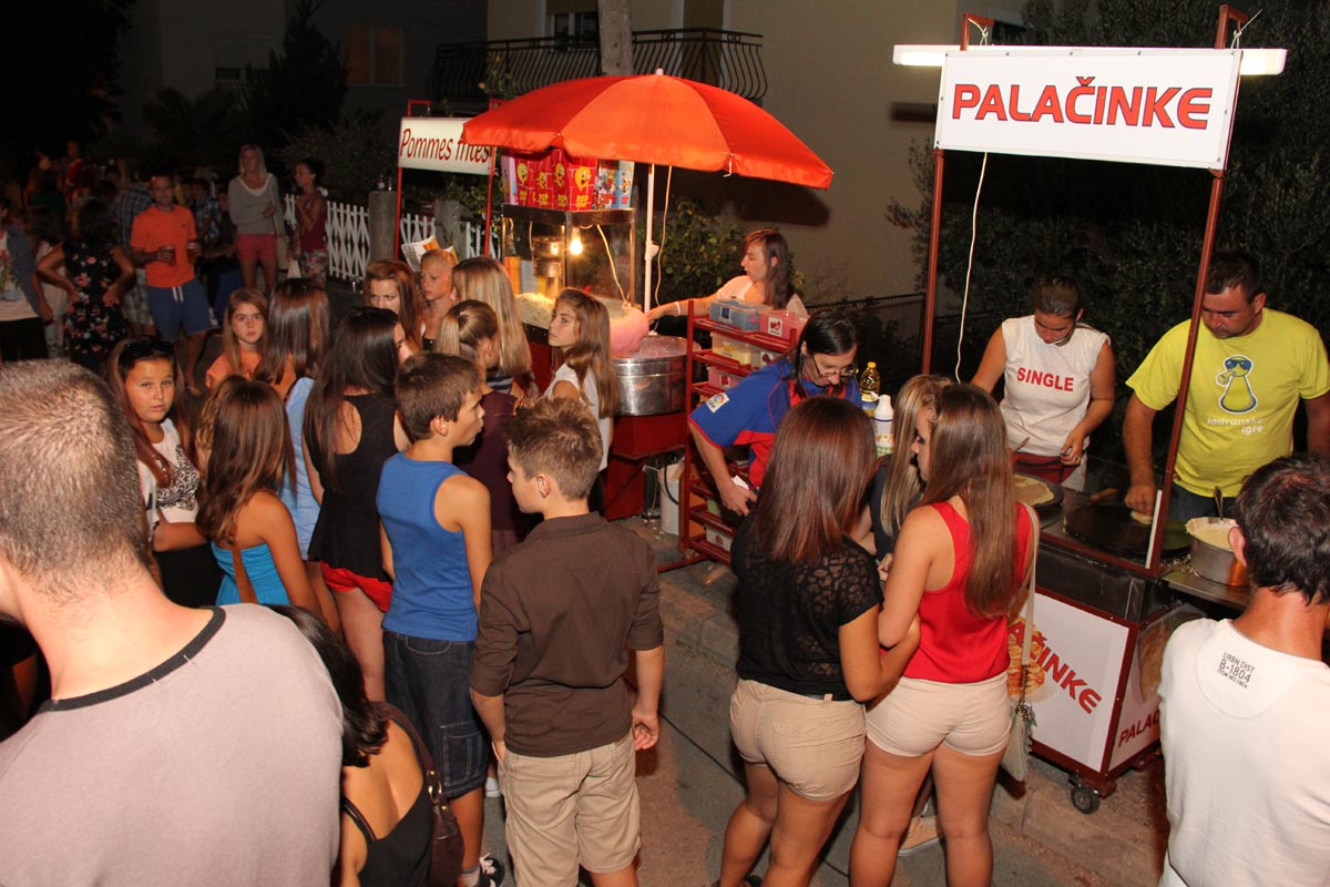 Na Stanovima se Kraljica mira slavi već preko 20 godina, a sinoćnjim misnim slavljem, procesijom i kasnije koncertom na školskom igralištu Stanarci su proslavili još jednu feštu. Koncert su održali grupa Dalmatico i Ivica Sikirić Ićo, foto: I. Perinčić Na Stanovima se Kraljica mira slavi već preko 20 godina, a sinoćnjim misnim slavljem, procesijom i kasnije koncertom na školskom igralištu Stanarci su proslavili još jednu feštu. Koncert su održali grupa Dalmatico i Ivica Sikirić Ićo, foto: I. Perinčić